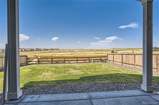 view of yard featuring a rural view