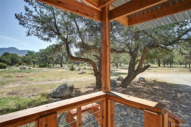 view of yard featuring a mountain view