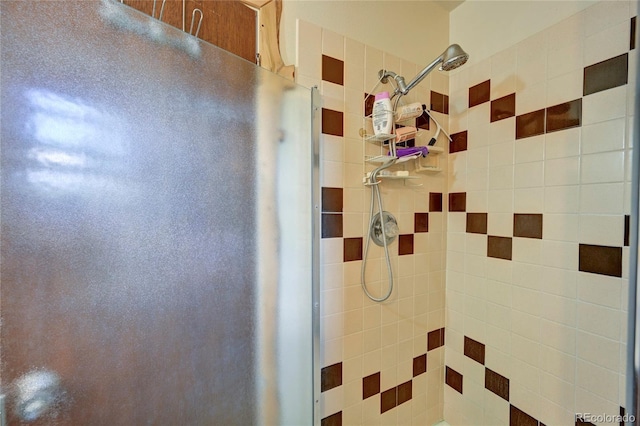 bathroom featuring tiled shower