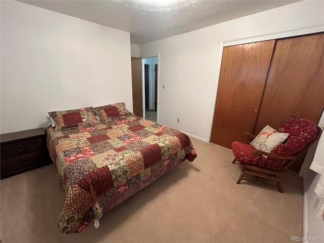 bedroom featuring carpet flooring and a closet