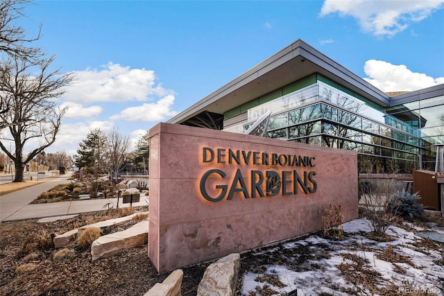 view of community / neighborhood sign