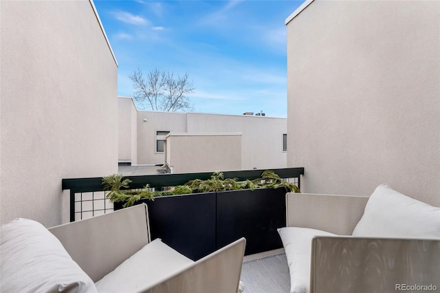 balcony featuring an outdoor hangout area