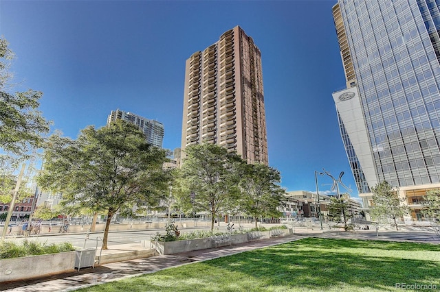 1020 15th St Unit 17K, Denver, CO 80202 - view of property's community featuring a yard