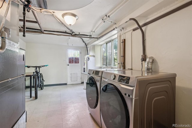 1497 S Garfield St, Denver, CO 80210 - laundry room featuring washer and dryer and water heater