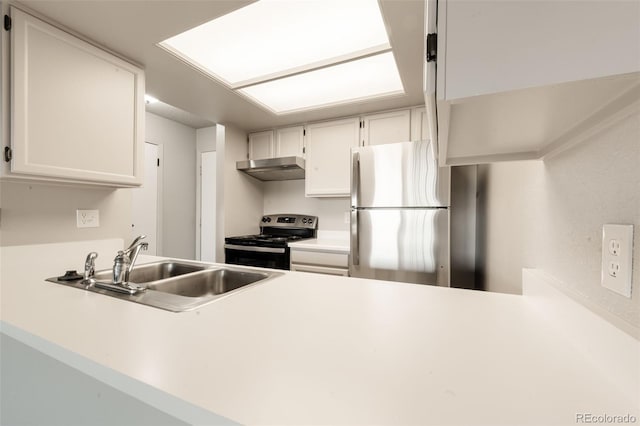 kitchen featuring white cabinets, stainless steel appliances, kitchen peninsula, and sink