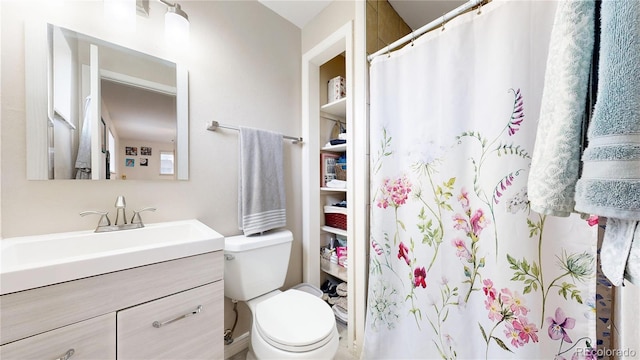 bathroom with a shower with curtain, vanity, and toilet