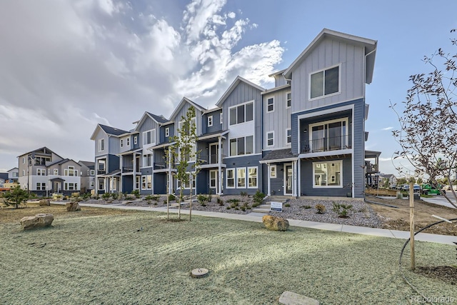 view of front facade with a front lawn