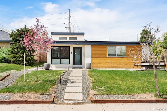 401 S Ivy St, Denver, CO 80224 - view of front of property with a front yard and stucco siding