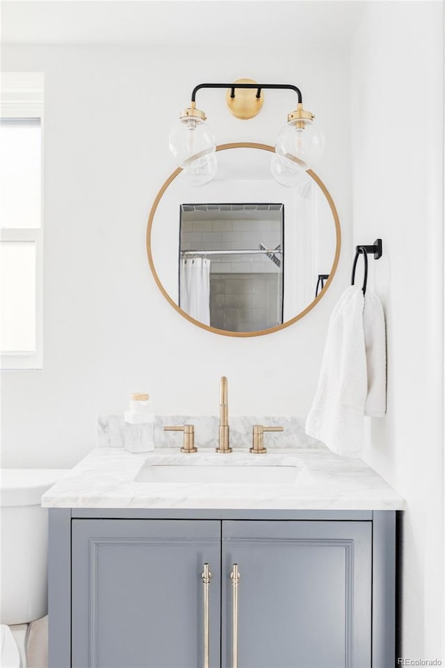 bathroom with toilet, a shower with curtain, and vanity