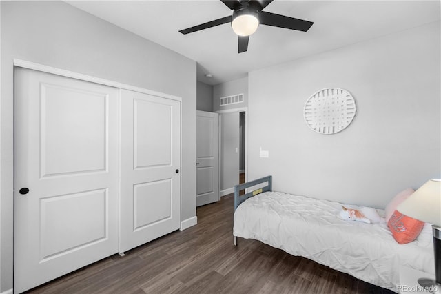 bedroom featuring dark wood-style floors, a closet, and ceiling fan