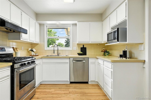 1092 E 16th Ave, Broomfield, CO 80020 - kitchen with stainless steel appliances, light wood-style flooring, and light countertops
