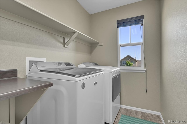 25486 E 4th Pl, Aurora, CO 80018 - laundry area featuring washing machine and clothes dryer and baseboards