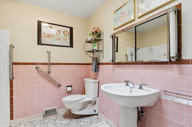 1601 Columbine Pl, Colorado Springs, CO 80907 - bathroom featuring tile walls, wainscoting, and tile patterned floors
