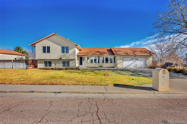 view of front of house featuring a front lawn and a garage