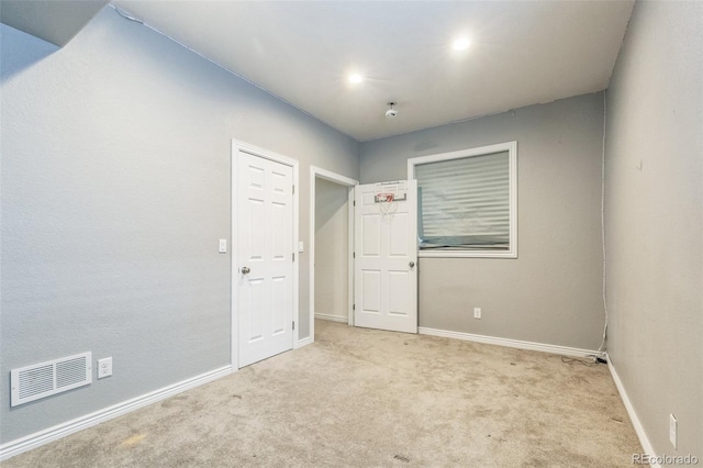 unfurnished room featuring light carpet, baseboards, visible vents, and recessed lighting