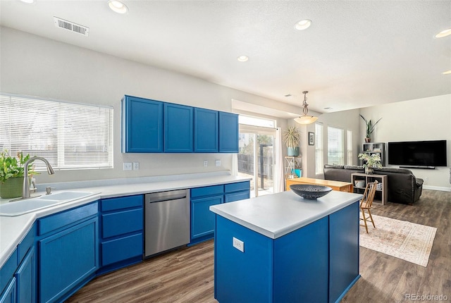 kitchen featuring visible vents, dark wood-type flooring, stainless steel dishwasher, blue cabinetry, and a sink