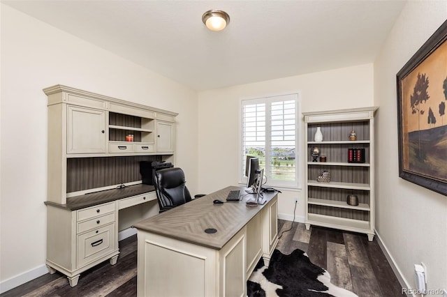 8761 S Wenatchee Ct, Aurora, CO 80016 - home office with dark wood-style flooring and baseboards