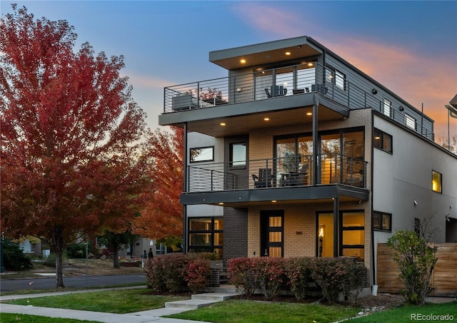 view of front of property featuring a balcony