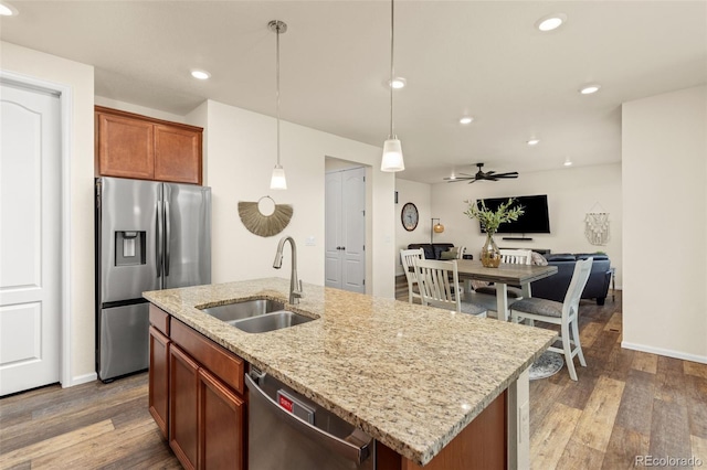 kitchen featuring ceiling fan, sink, an island with sink, and appliances with stainless steel finishes