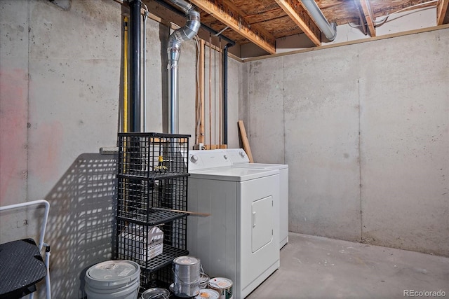 clothes washing area with washer / dryer