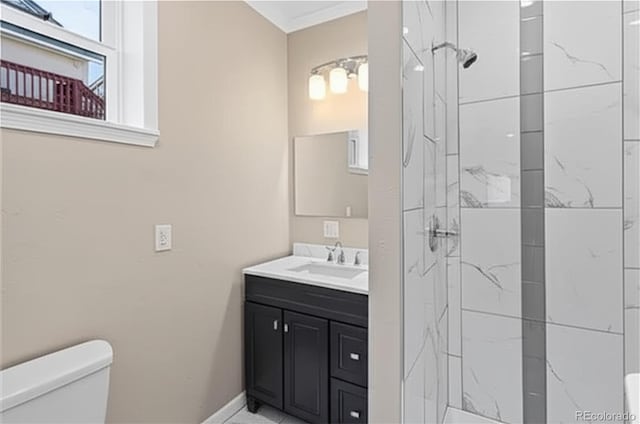 1021 Lake Ave, Pueblo, CO 81004 - full bath featuring toilet, vanity, a tile shower, and baseboards