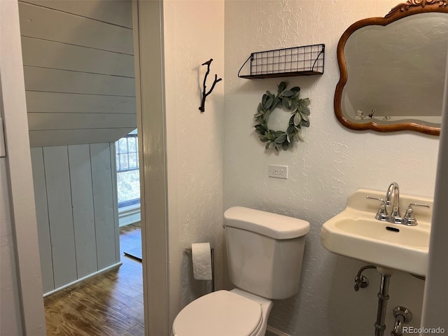 405 2nd Ave, Monte Vista, CO 81144 - bathroom with wood finished floors, toilet, and a textured wall
