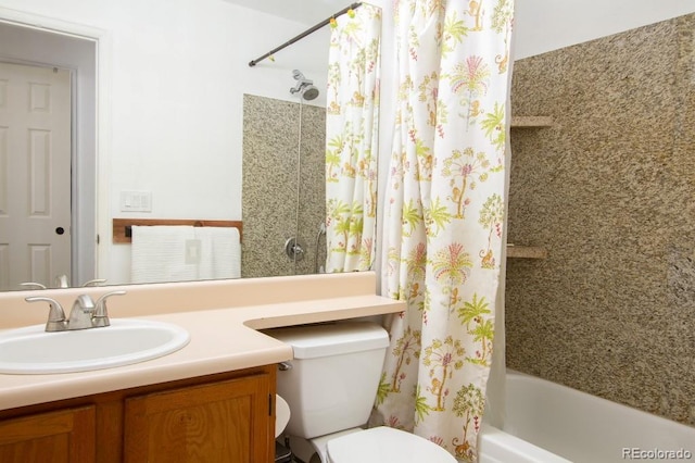 full bath with shower / tub combo with curtain, vanity, and toilet