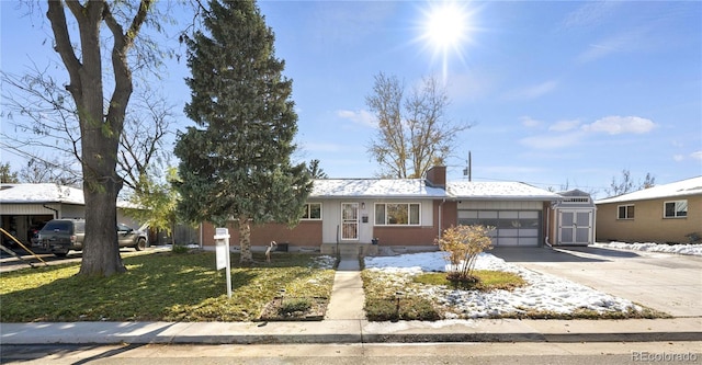 single story home featuring a front lawn