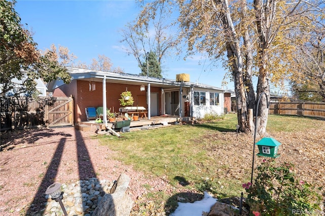 view of front facade featuring outdoor lounge area and a front yard