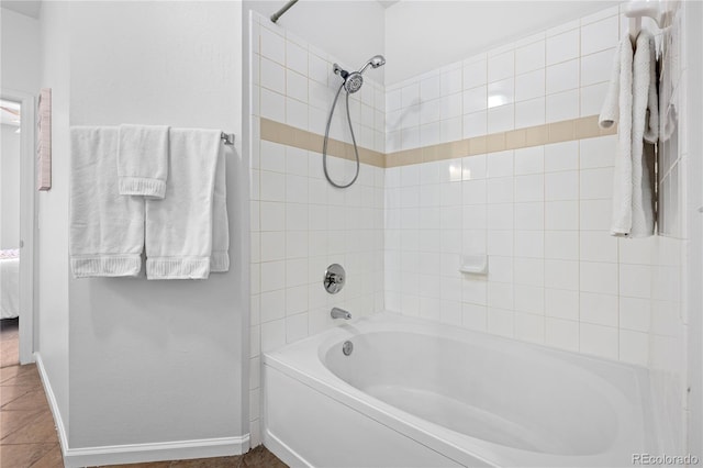 bathroom with tiled shower / bath combo