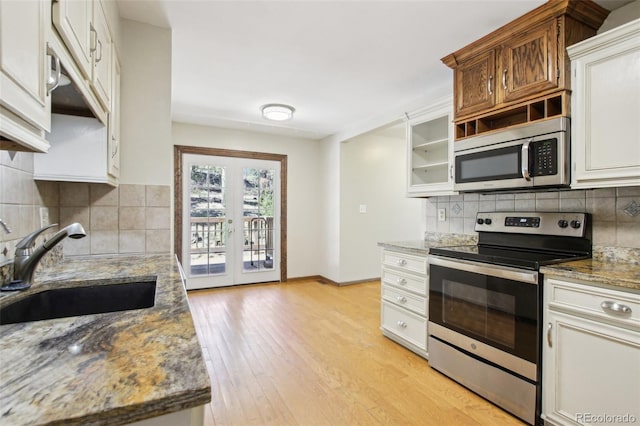 10469 Christopher Dr, Conifer, CO 80433 - kitchen with stainless steel appliances, a sink, decorative backsplash, and light wood-type flooring