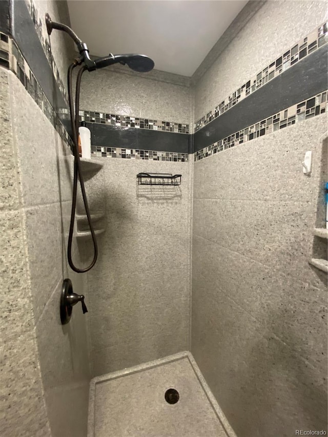 bathroom featuring a tile shower