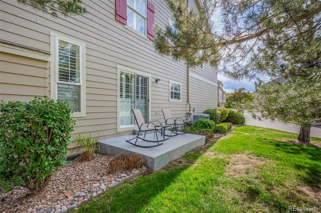 view of yard featuring a patio