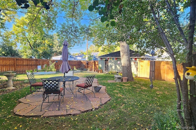 view of yard featuring a patio area