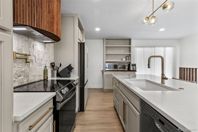 690 S Newark Ct, Aurora, CO 80012 - kitchen featuring a sink, stainless steel appliances, recessed lighting, and light wood-style flooring