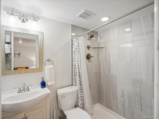 full bath with visible vents, vanity, toilet, recessed lighting, and a tile shower
