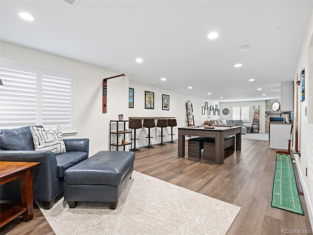 living area with light wood-style flooring and recessed lighting