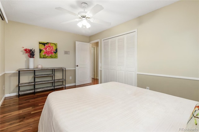 bedroom with ceiling fan, dark wood-type flooring, and a closet