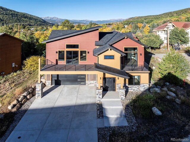 view of front of home with a mountain view and a garage