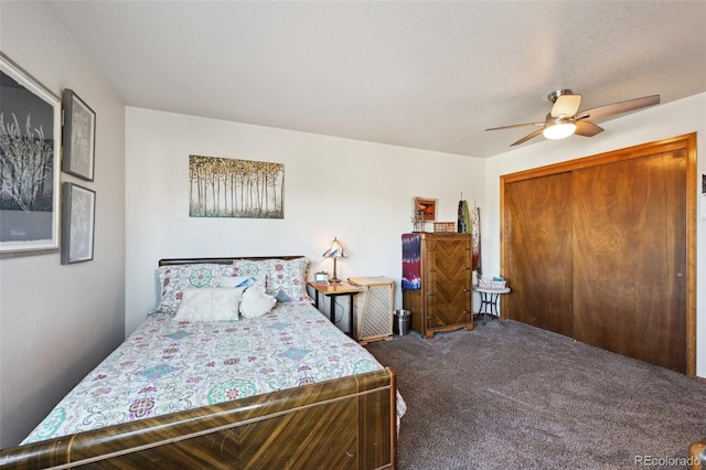 bedroom with carpet, a textured ceiling, ceiling fan, and a closet