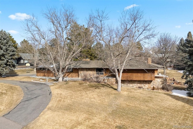 view of front of house featuring a front yard