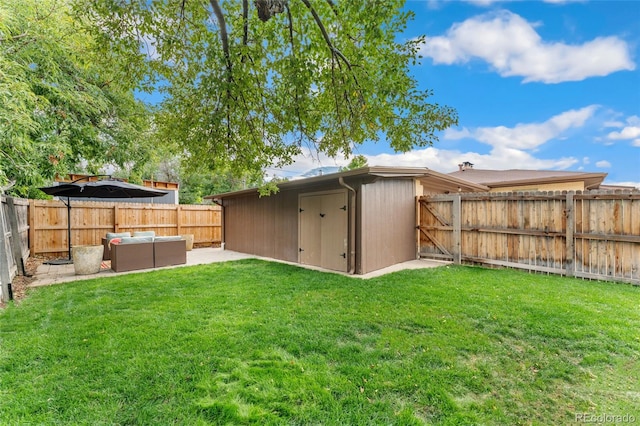 view of yard featuring a patio area