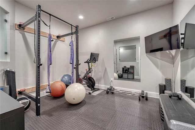 exercise room with visible vents, recessed lighting, and baseboards