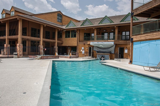 view of swimming pool