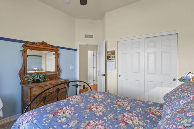 bedroom featuring visible vents, ceiling fan, and a closet