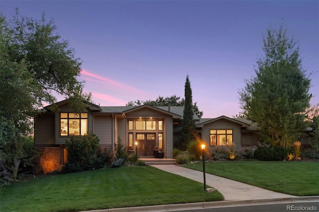 view of front of property featuring a lawn