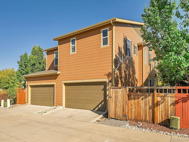 view of front facade with a garage