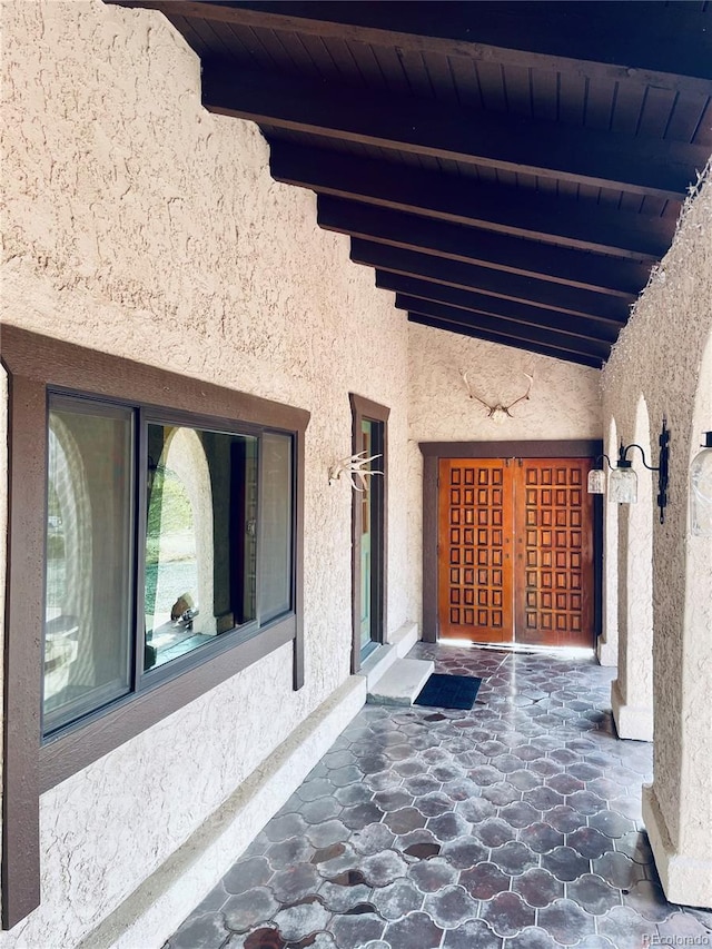 view of exterior entry with stucco siding