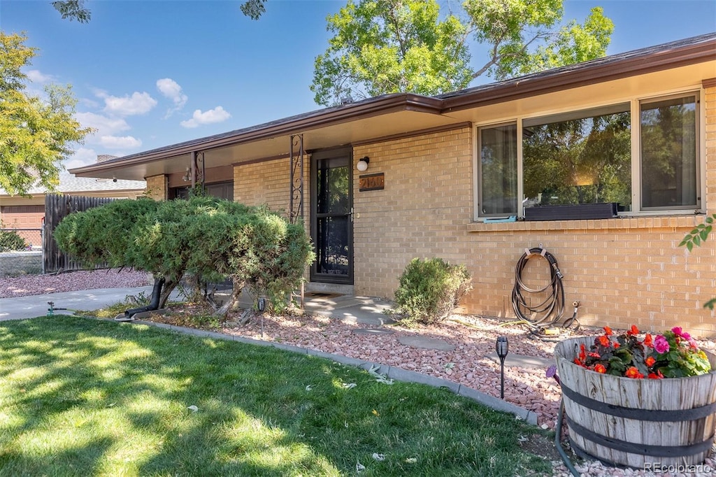 view of front of property featuring a front yard