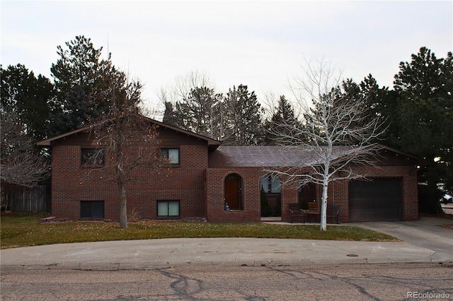 view of front of home featuring a front lawn and a garage